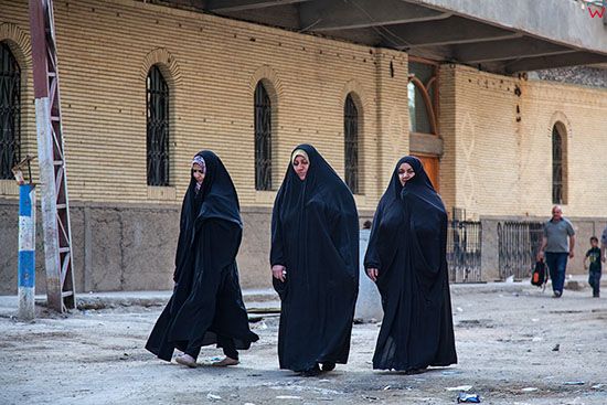Irak, Hillah (Al Hilla). Kobiety w tradycyjnym stroju w centrum miasta.